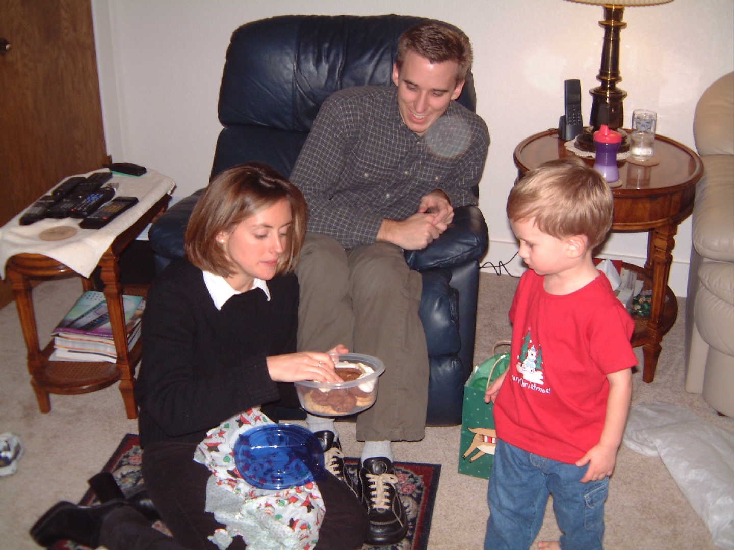 2001-12-27 late Christmas with J&H 06.jpg